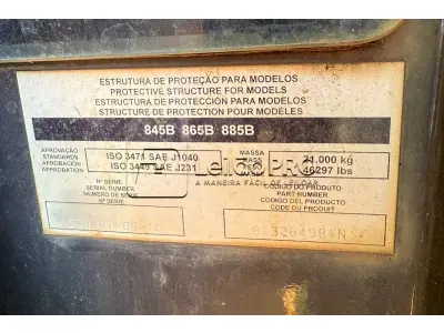 LOTE 003 - Motoniveladora cor laranja CASE, modelo 845B, 2014.