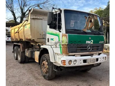 LOTE 002 - Caminhão Mercedes Benz branco Pac 2, modelo ATRON 2729 k 6x4, 2014, carroceria basculante branca.