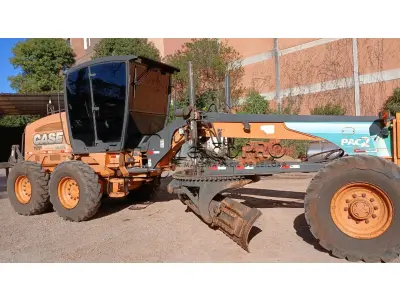 LOTE 003 - Motoniveladora cor laranja CASE, modelo 845B, 2014.
