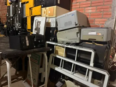 LOTE 005 - Lote de Sucata diversas contendo eletrônicos, mobiliários e ferros.