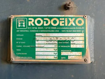 LOTE 001 - Caminhão Ford preto, modelo CARGO 2429, 2012/2013, carroceria basculante preta.