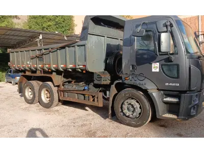 LOTE 001 - Caminhão Ford preto, modelo CARGO 2429, 2012/2013, carroceria basculante preta.