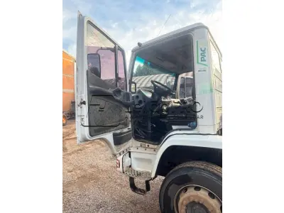 LOTE 002 - Caminhão Mercedes Benz branco Pac 2, modelo ATRON 2729 k 6x4, 2014, carroceria basculante branca.