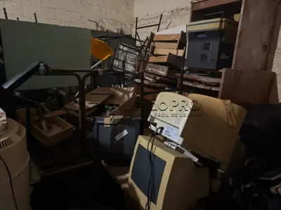 LOTE 005 - Lote de Sucata diversas contendo eletrônicos, mobiliários e ferros.