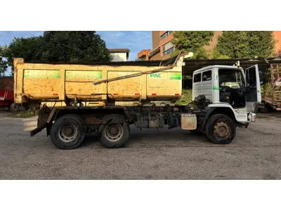 LOTE 002 - Caminhão Mercedes Benz branco Pac 2, modelo ATRON 2729 k 6x4, 2014, carroceria basculante branca.