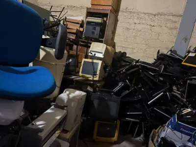 LOTE 005 - Lote de Sucata diversas contendo eletrônicos, mobiliários e ferros.