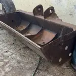 UMA CONCHA DE ESCAVAÇÃO DE LIMPEZA DE ESCAVADEIRA