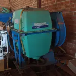 LOTE 014 - Pulverizador - Marca: Montana - Modelo: AF-427 CAFE –Capacidade: 400 Litros - Série: 13H2407881 - Cor: Verde - Ano de Fabricação: 2013