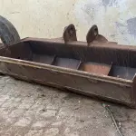 UMA CONCHA DE ESCAVAÇÃO DE LIMPEZA DE ESCAVADEIRA
