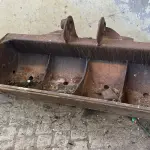 UMA CONCHA DE ESCAVAÇÃO DE LIMPEZA DE ESCAVADEIRA