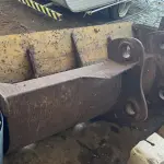 UMA CONCHA DE ESCAVAÇÃO DE LIMPEZA DE ESCAVADEIRA
