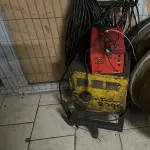 LOTE 006 - Lote de sucata de reatores (aproximadamente 35 unidades) e sucata de um aparelho de solda com carregador de bateria.