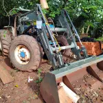 LOTE 010 - Trator Ford 8030 mais Concha Frontal. Ano 1998