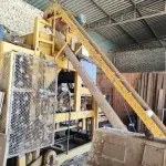 LOTE 015 - Maquina de confeccionar Bloquetes, Codigo de patrimonio 31839, em funcionamento .