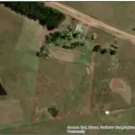 LOTE 003 - UMA FRAÇÃO DE CAMPO, com área de 5,3217 ha, encerrada num perímetro de 955,73 m, denominada Área de Fontouras - Gleba C, situado no 5º Subdistrito deste Município. Construção: 01 (uma) casa de material coberta de telhas, galpão e mangueiras, cercado para plantação, arvoredo frutífero, tapadas a cinco e seis fios de arame, com madeira de lei.