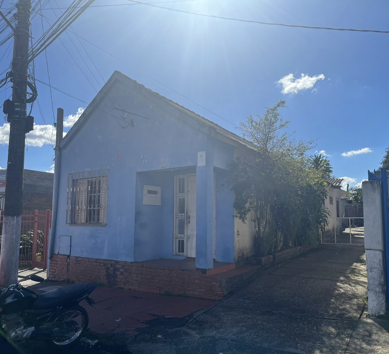 Terreno com benfeitorias com área de 365,50m2 com frente para a rua Coronel Cristóvão Gomes de Andrade na cidade de Camaquã/RS.