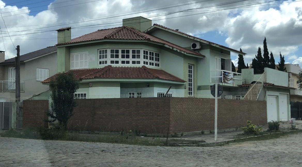 Excelente Imóvel: Casa com 04 dormitórios e piscina, Rua Três de Outubro nº 540 no Bairro Olaria em Camaquã/RS