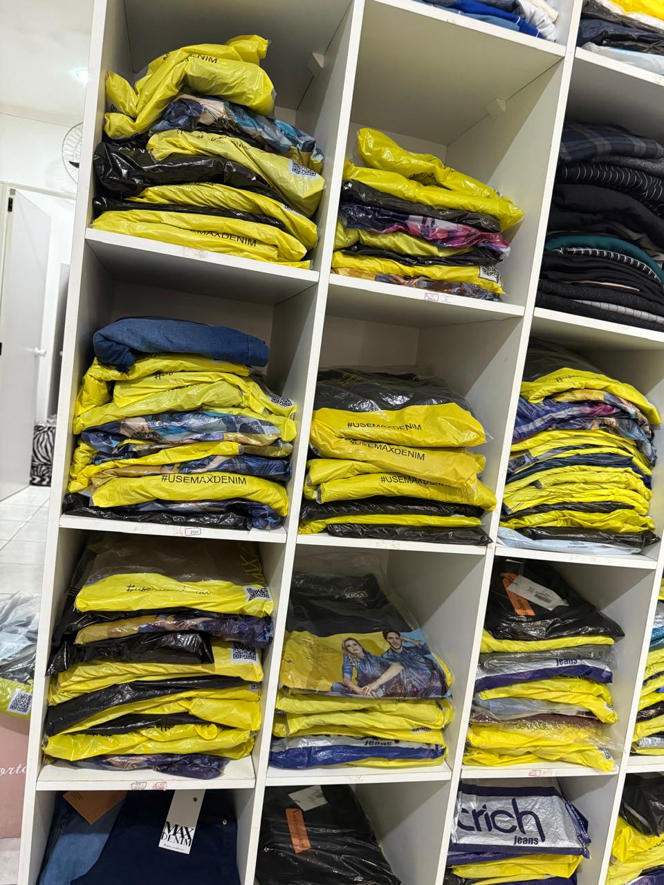 125 Calças Jeans de variados modelos feminino e masculino de marcas diversas