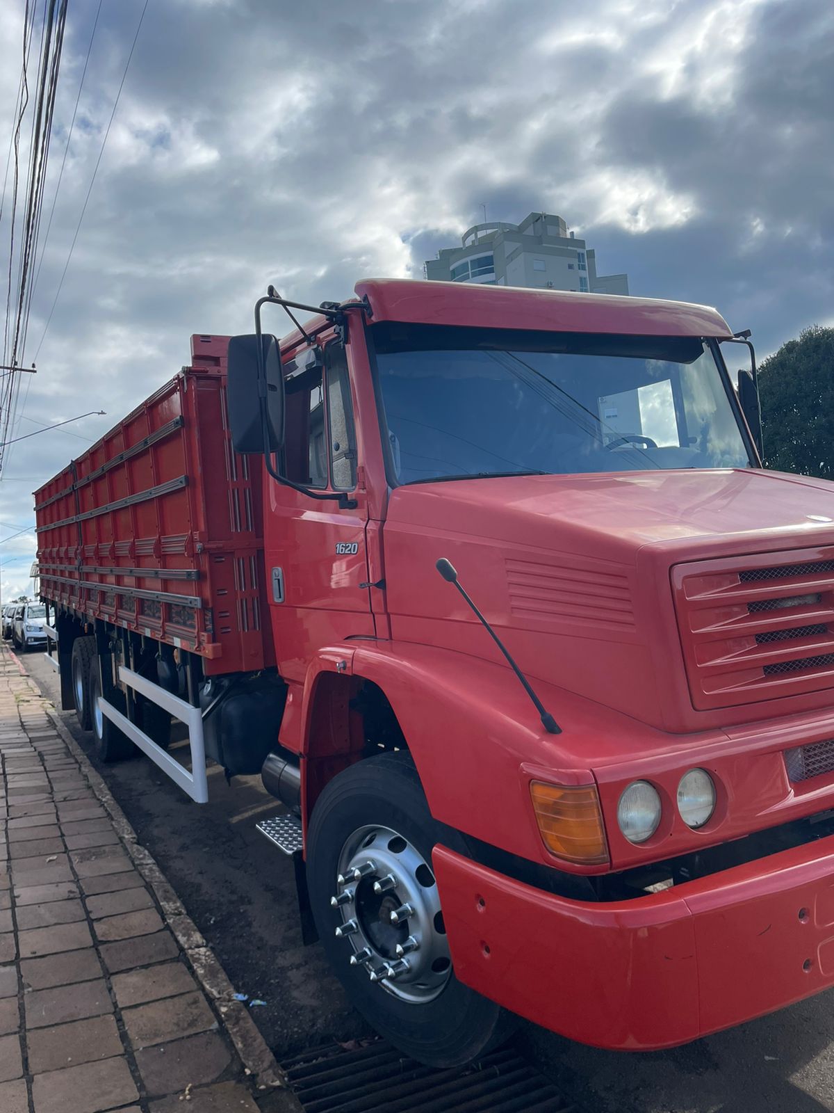 Leilão de um excelente Caminhão M. Benz L 1620, 2000/2000.