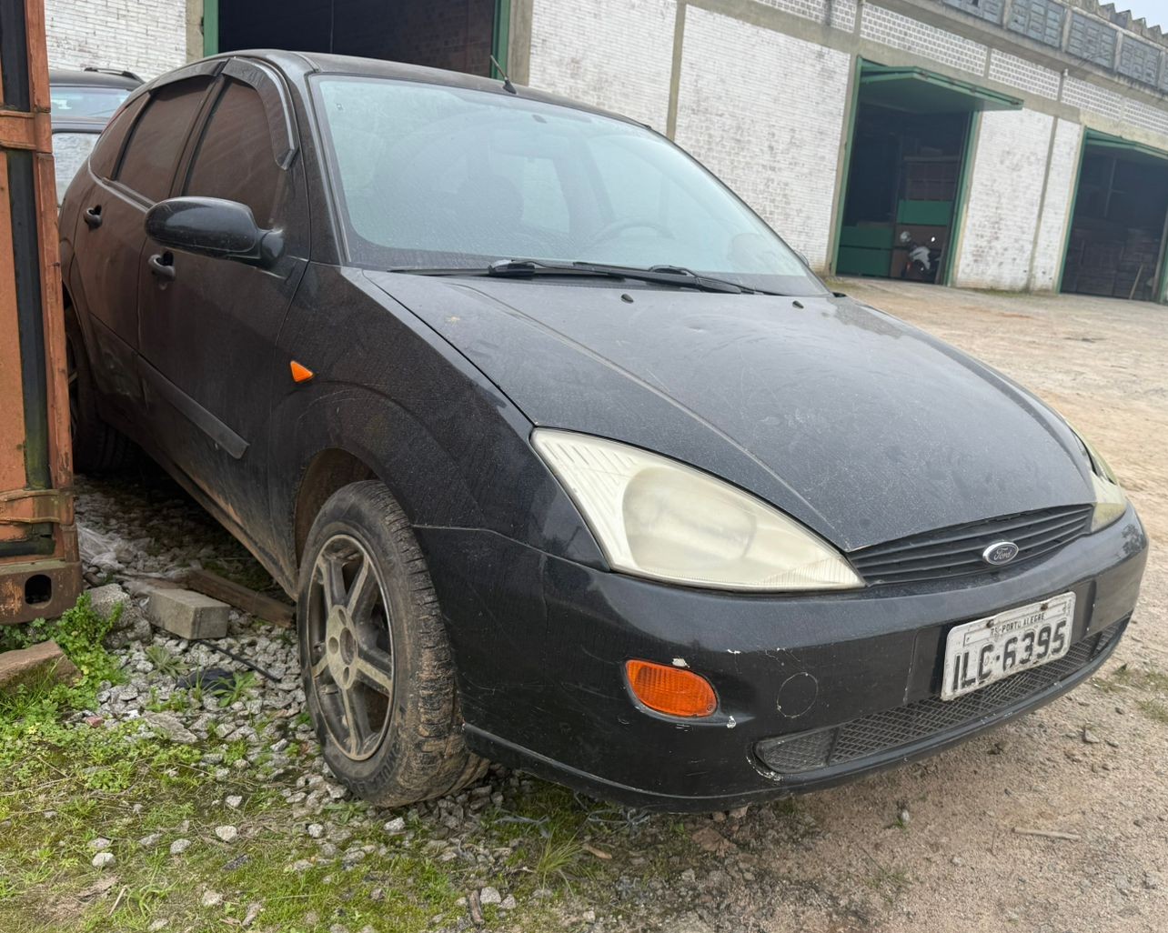 Veículo FORD FOCUS 1.8L HA, Cor Preta, Ano/Modelo 2002/2003.